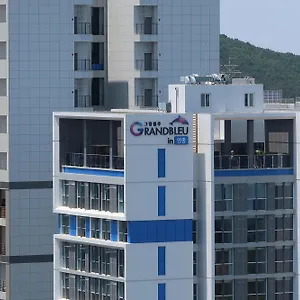 Grand Bleu Hotel & Residence